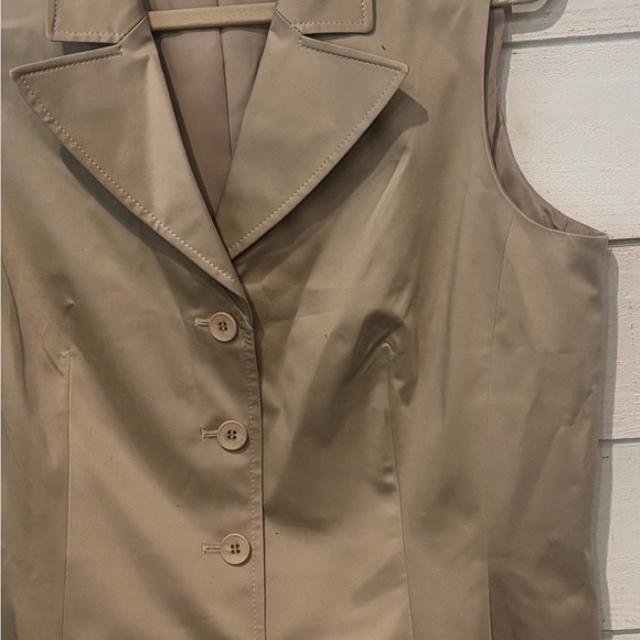 Talbots Tan Sleeveless Button-Down Vest in size 16. Great condition! - Picture 4 of 11